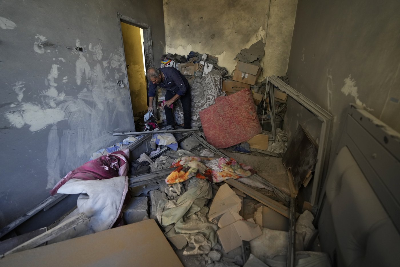 Middle East latest: Rescue workers pull 30 bodies from apartments in Lebanon after Israeli strike | iNFOnews.ca