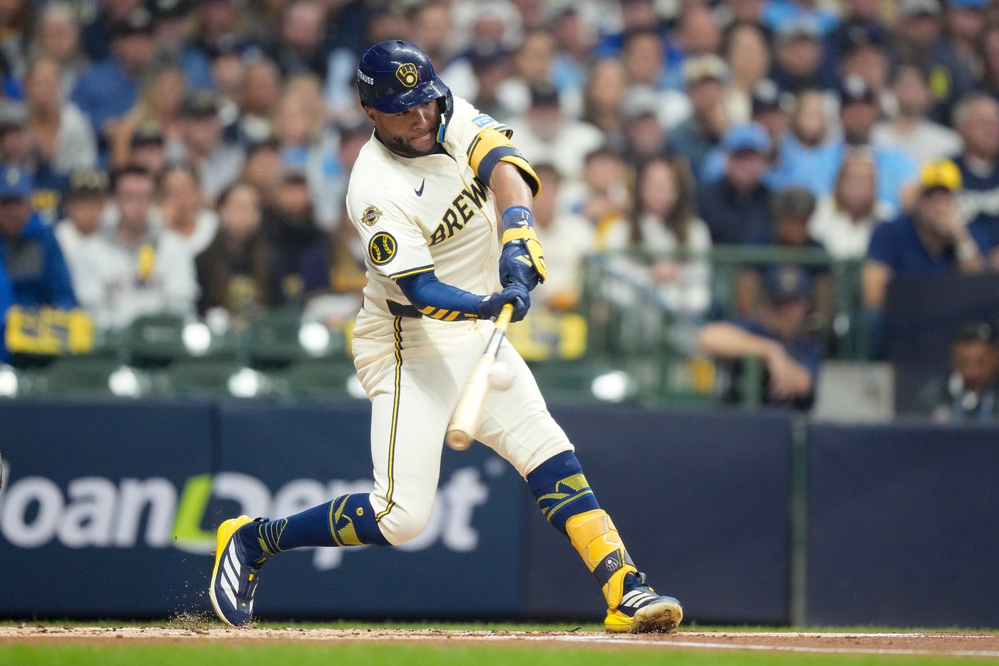 Brewers outfielder Jackson Chourio hops off field with hamstring cramp in Game 3 of NLCS | iNFOnews.ca Brewers outfielder Jackson Chourio hops off field with hamstring cramp in Game 3 of NLCS | iNFOnews.ca