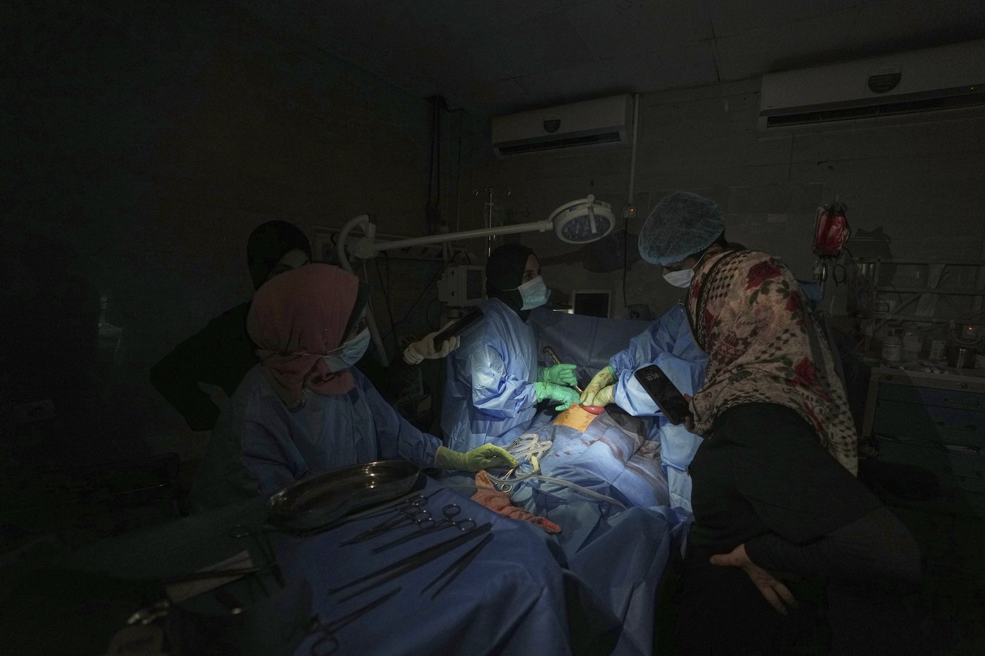 A young surgeon tries to save lives at a crippled Gaza hospital | iNFOnews.ca