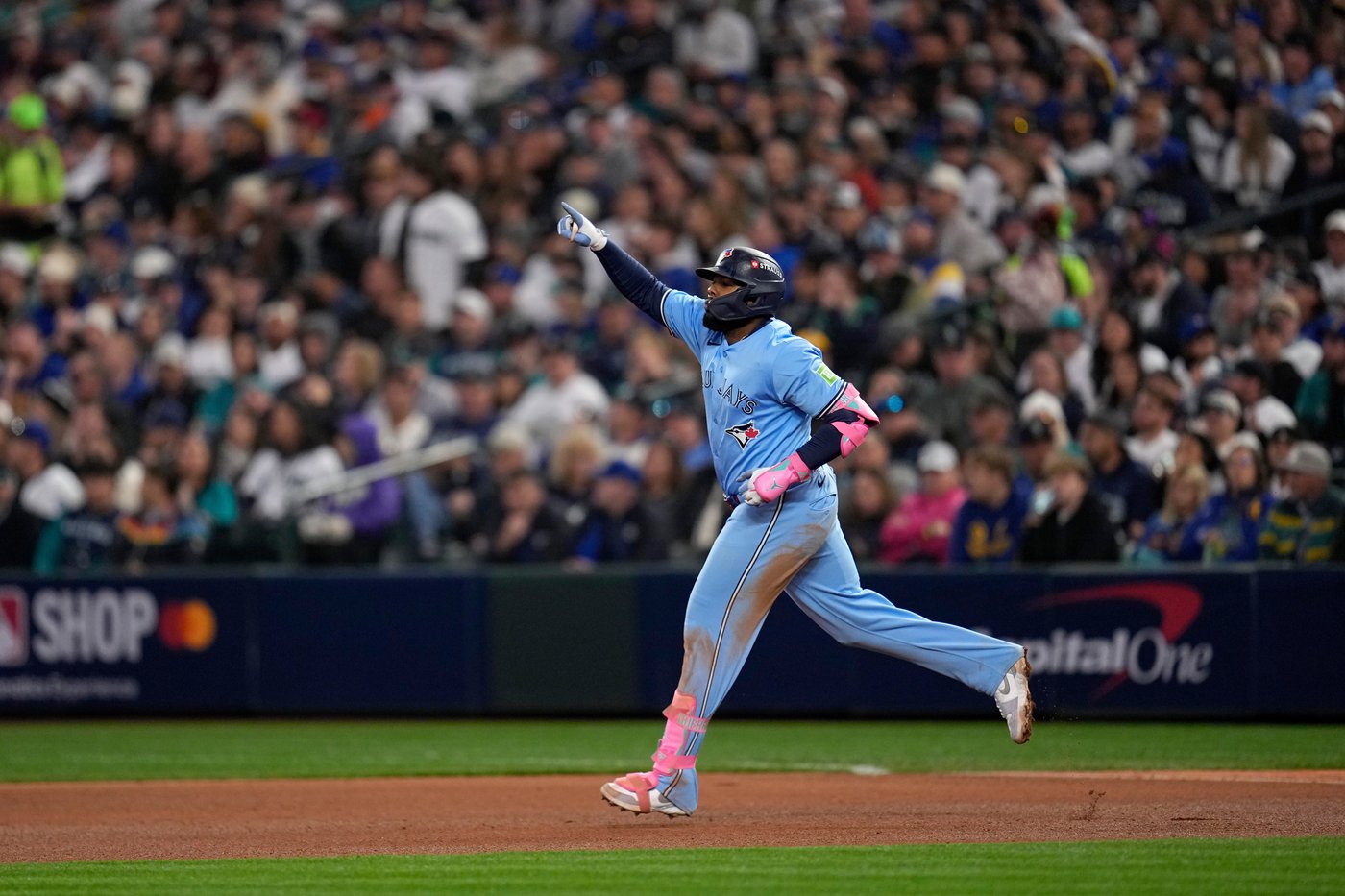 Guerrero, Springer sparks Blue Jays, who hit 5 HRs and cut Mariners' ALCS lead to 2-1 with 13-4 rout | iNFOnews.ca Guerrero, Springer sparks Blue Jays, who hit 5 HRs and cut Mariners' ALCS lead to 2-1 with 13-4 rout | iNFOnews.ca