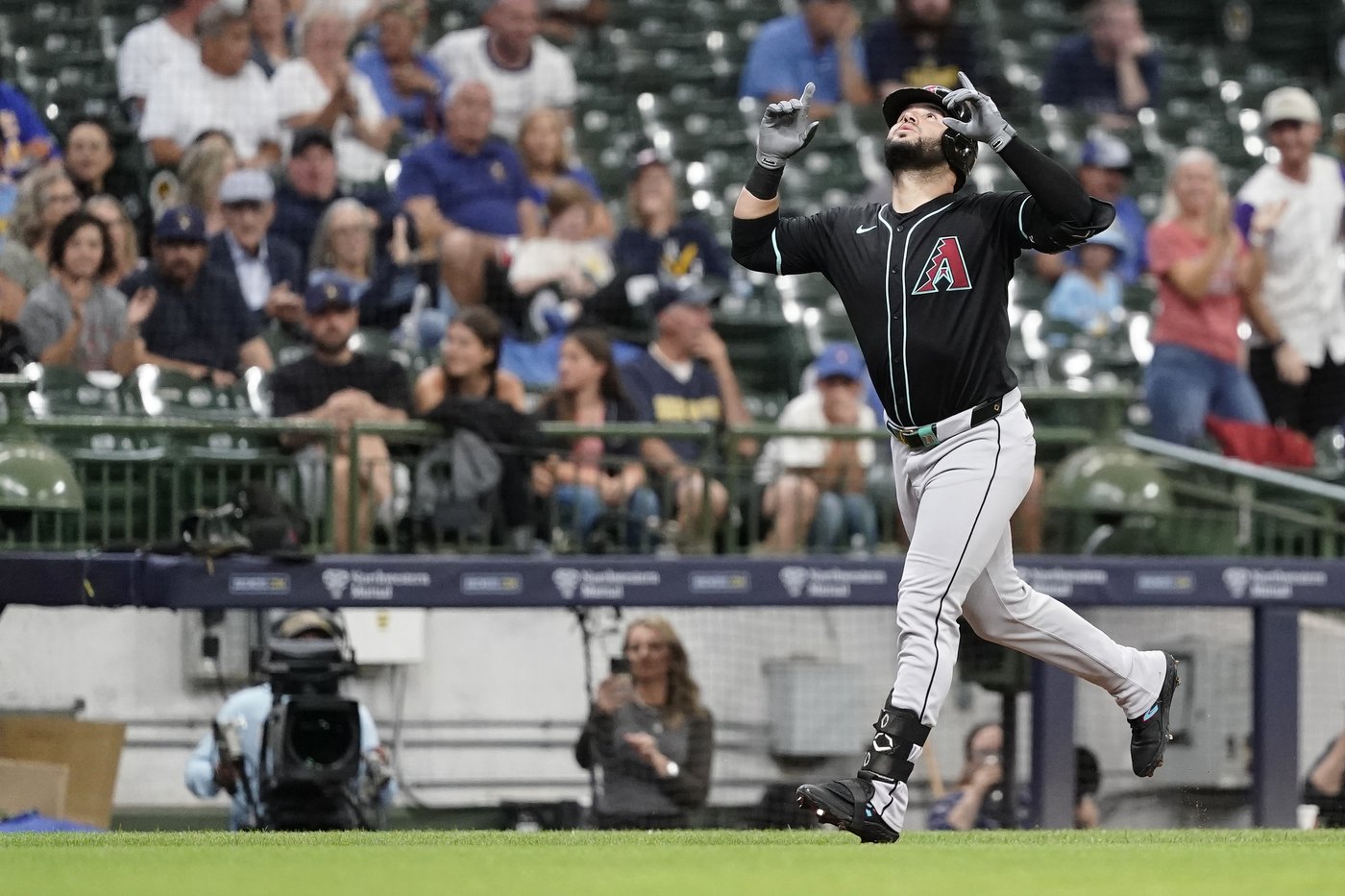 NL Central champion Brewers overcome 8-run deficit and beat Diamondbacks 10-9 | iNFOnews.ca NL Central champion Brewers overcome 8-run deficit and beat Diamondbacks 10-9 | iNFOnews.ca