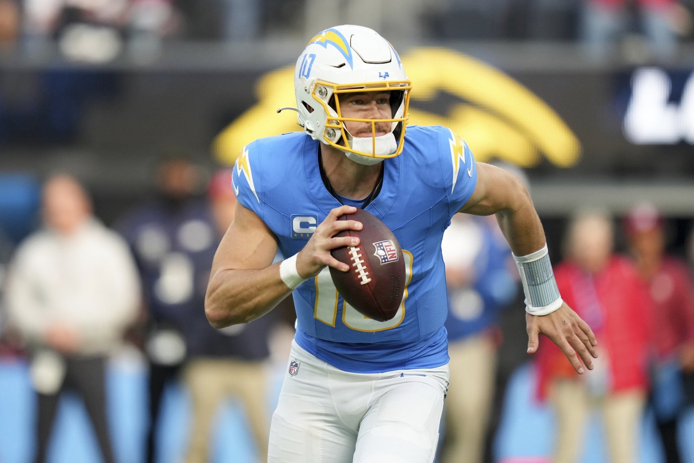 Chargers fall apart in a disastrous second half, capped by Herbert's first interception in 3 months | iNFOnews.ca