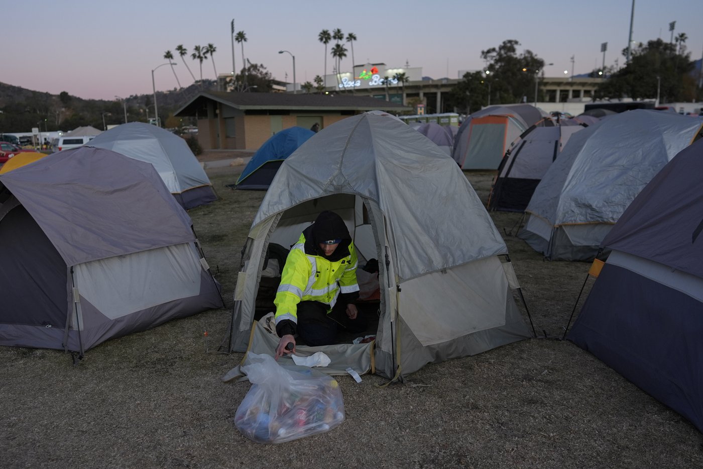 Ash and other dangers mean LA area residents who fled fires a week ago won't be going home soon | iNFOnews.ca Ash and other dangers mean LA area residents who fled fires a week ago won't be going home soon | iNFOnews.ca