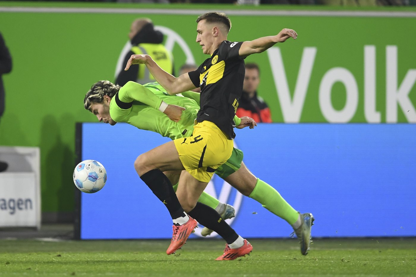 Dortmund holds on with 10 men for 1st away win in Bundesliga | iNFOnews.ca