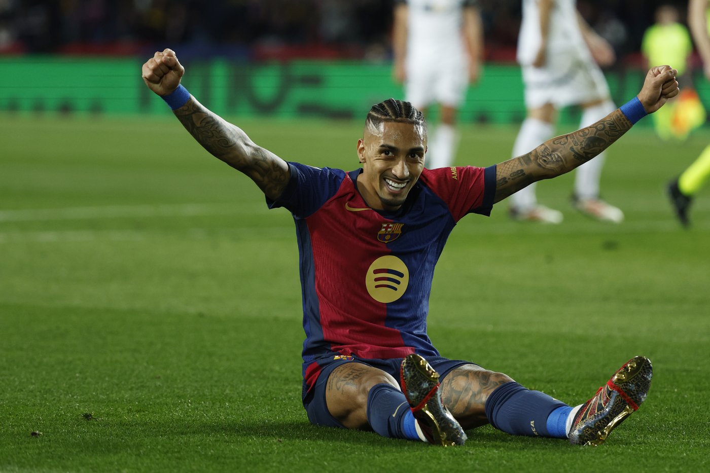 Barcelona scores four goals in opening 24 minutes and overwhelms Valencia 7-1 in Spanish league | iNFOnews.ca