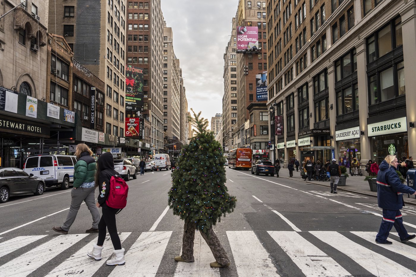 AP PHOTOS: The iconic and unconventional sides of Christmas in New York | iNFOnews.ca