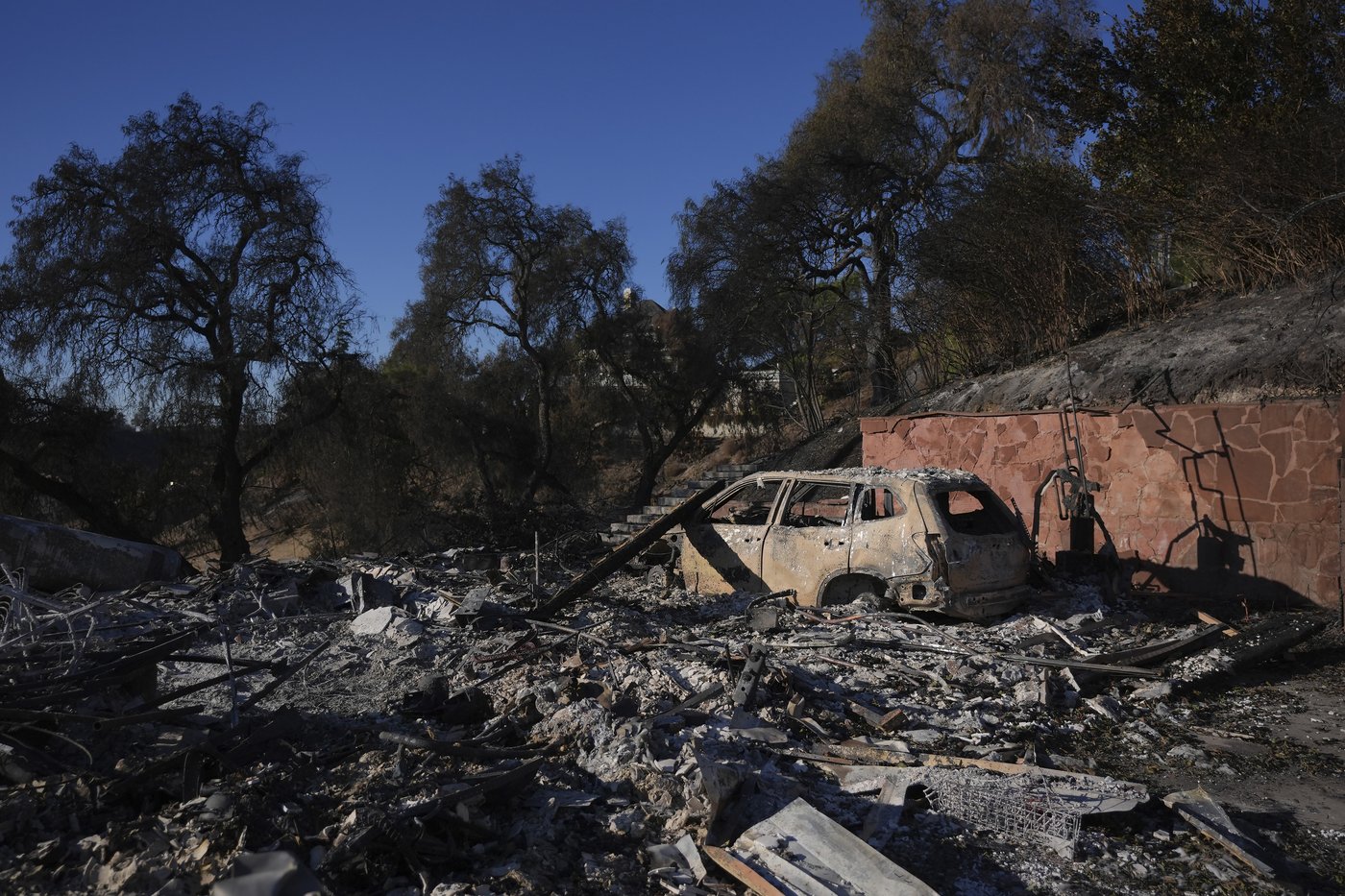 Southern California firefighters gain ground over wildfire thanks to decreased winds | iNFOnews.ca Southern California firefighters gain ground over wildfire thanks to decreased winds | iNFOnews.ca