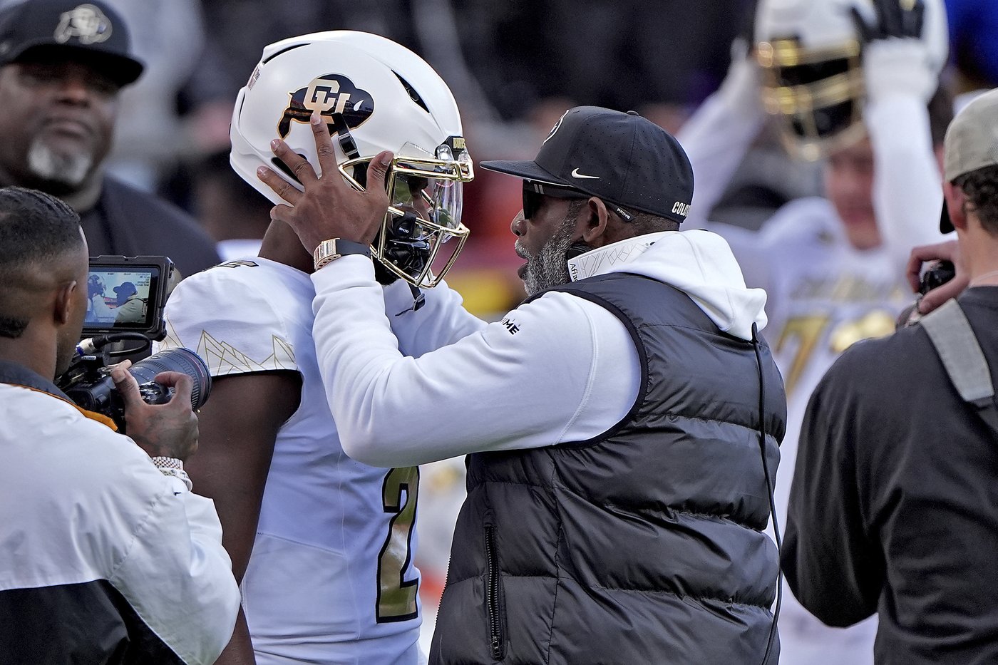 Shedeur Sanders wins Unitas award, then goes on to break Colorado's single-season passing mark | iNFOnews.ca