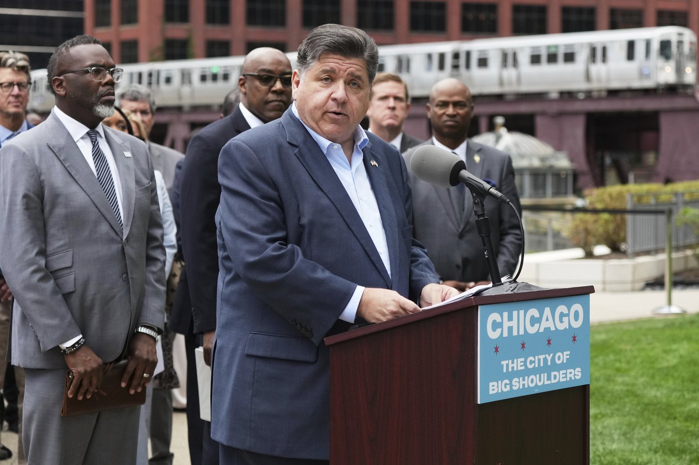 Trump’s threat to deploy troops to Chicago sparks fear and defiance in a city on edge | iNFOnews.ca Trump’s threat to deploy troops to Chicago sparks fear and defiance in a city on edge | iNFOnews.ca
