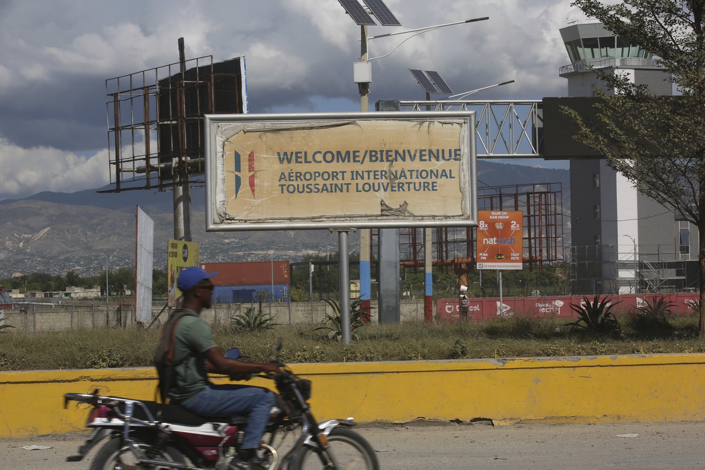 Haiti's main international airport reopens a month after gang gunfire forced it to close | iNFOnews.ca