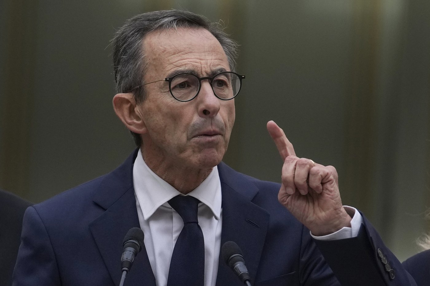 France's new government meets for the first time to discuss budget and migrant issues | iNFOnews.ca