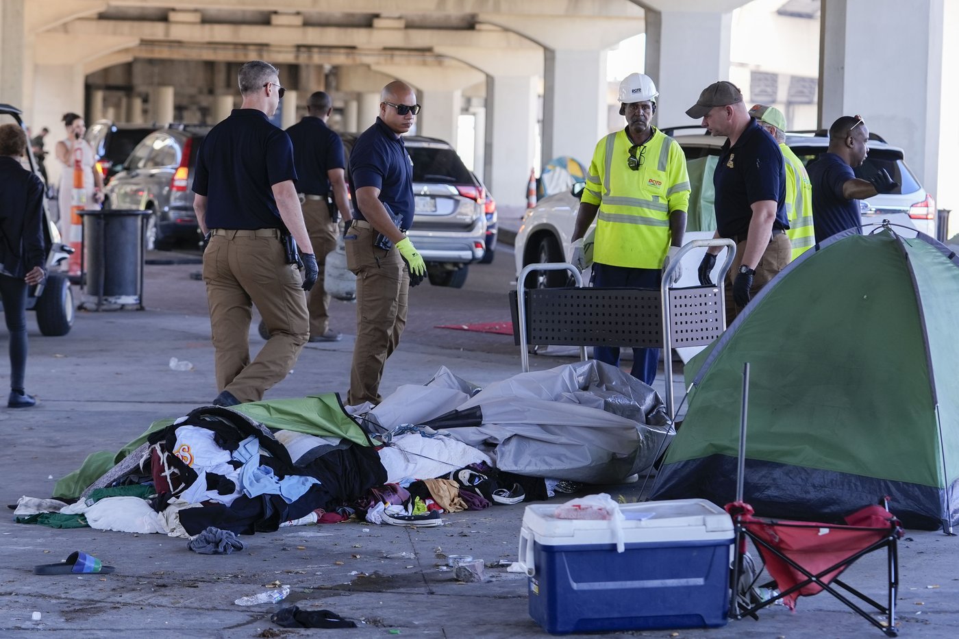 Before Taylor Swift show in New Orleans, a homeless encampment is forced to move | iNFOnews.ca