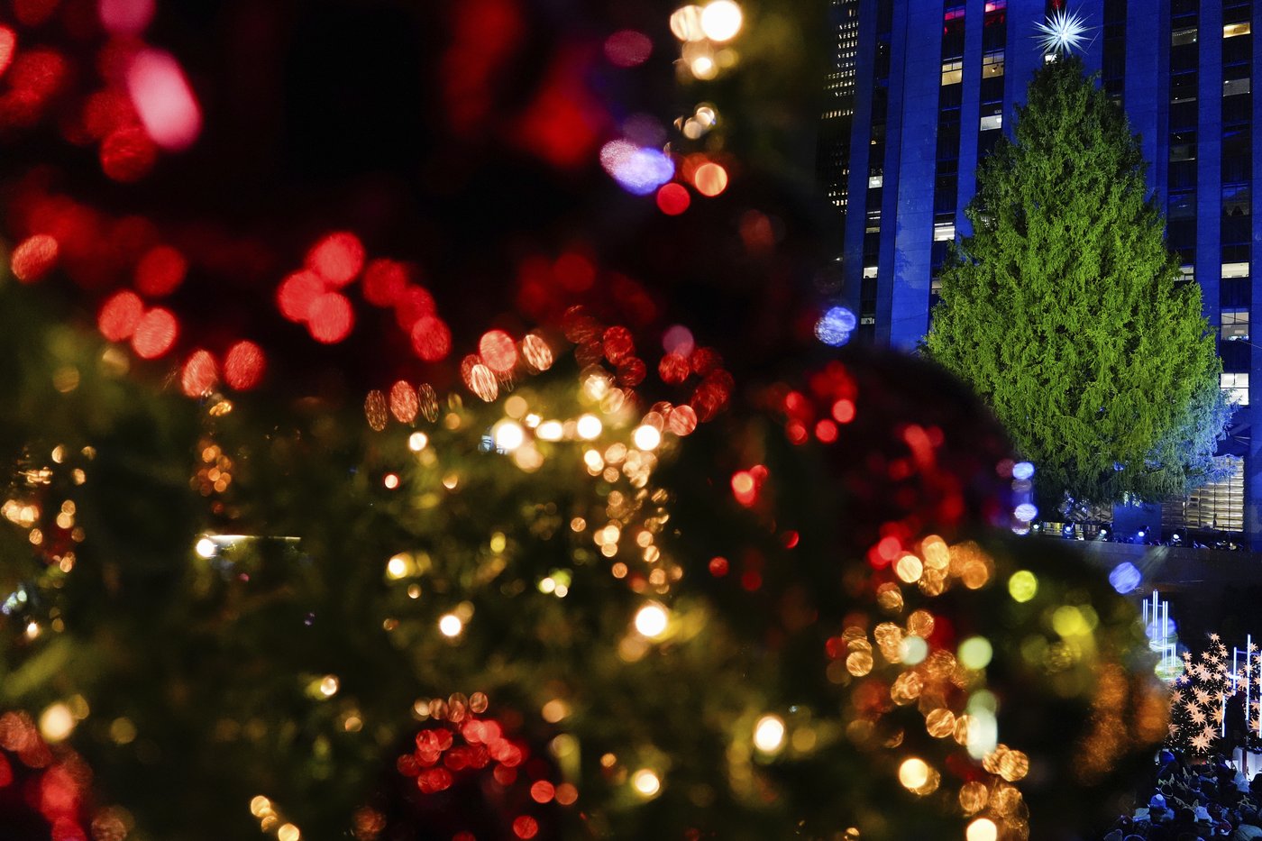 The Rockefeller Center Christmas tree lights up in New York City | iNFOnews.ca