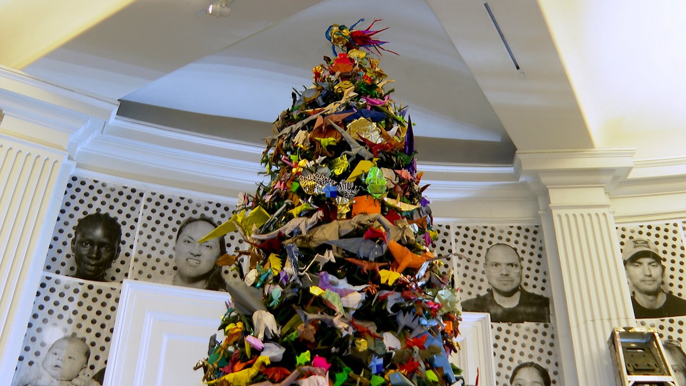 Holiday tree featuring thousands of origami works opens at NYC's American Museum of Natural History | iNFOnews.ca Holiday tree featuring thousands of origami works opens at NYC's American Museum of Natural History | iNFOnews.ca