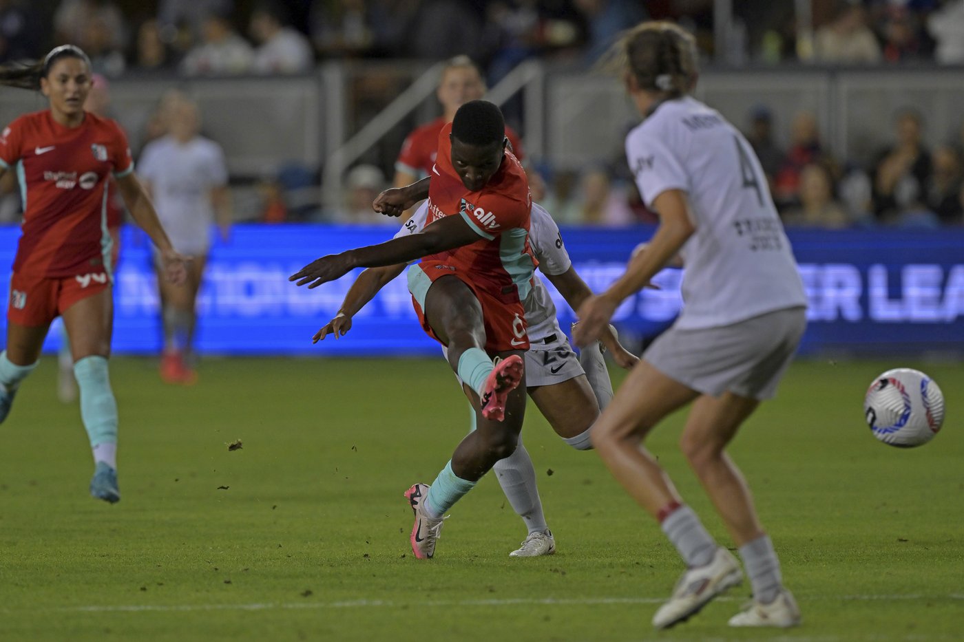 Temwa Chawinga breaks NWSL scoring record to help KC Current take down Bay FC | iNFOnews.ca