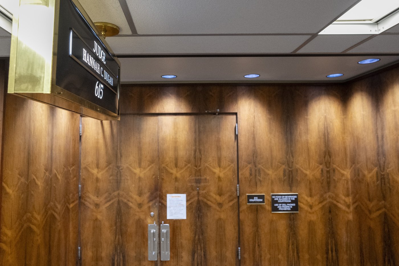 Protesters chant after arrest of judge accused of helping man evade immigration authorities | iNFOnews.ca Protesters chant after arrest of judge accused of helping man evade immigration authorities | iNFOnews.ca