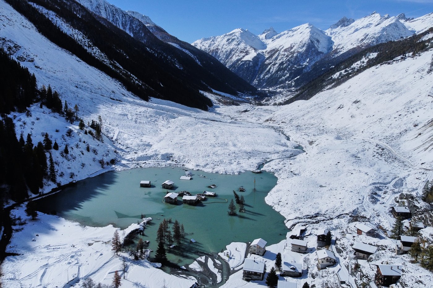 This Swiss village has been swamped and now it’s snowed under. They’re slowly digging their way out | iNFOnews.ca This Swiss village has been swamped and now it’s snowed under. They’re slowly digging their way out | iNFOnews.ca