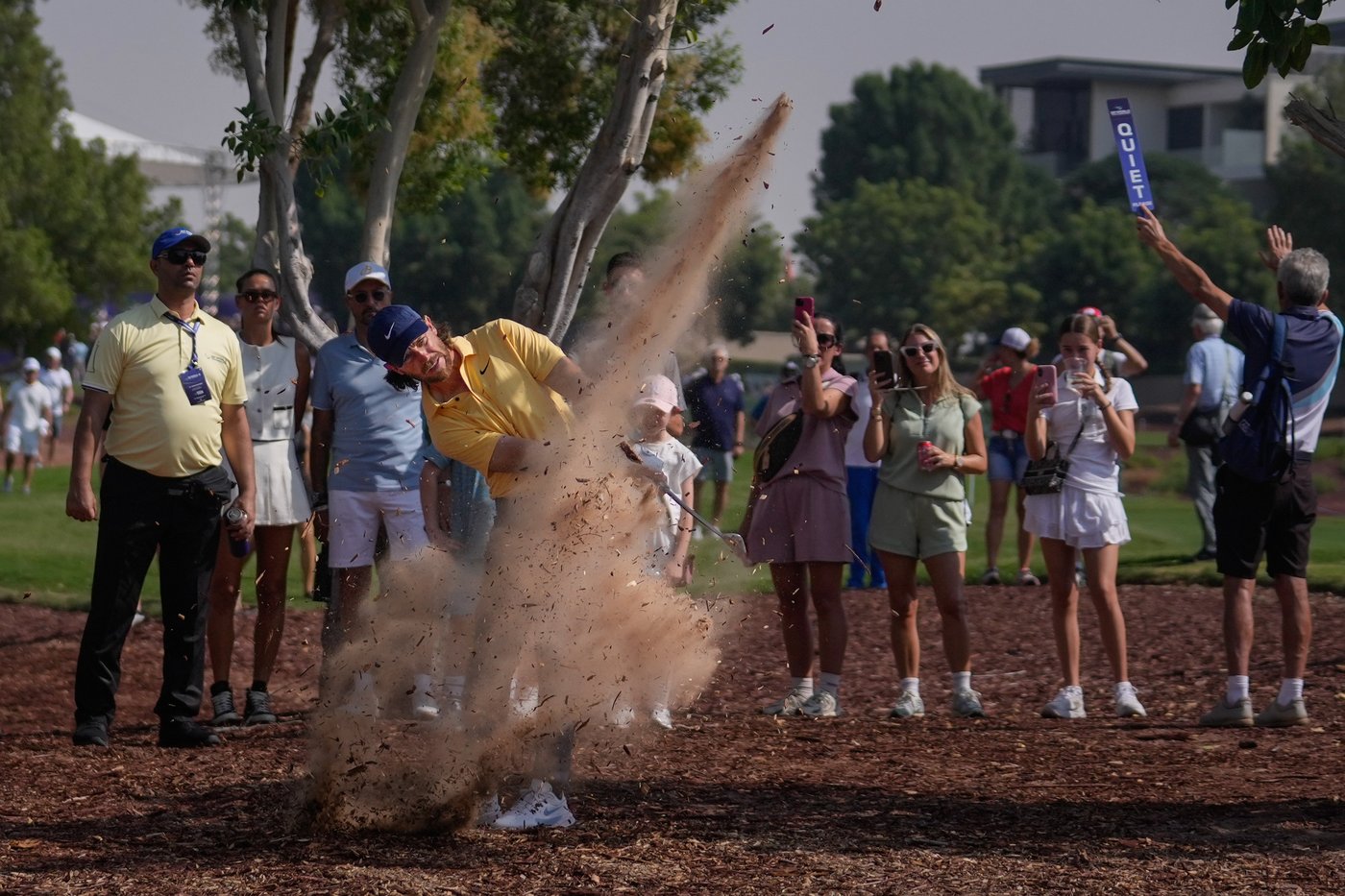 Rory McIlroy shares lead in Dubai and closes in on a 4th straight European title | iNFOnews.ca