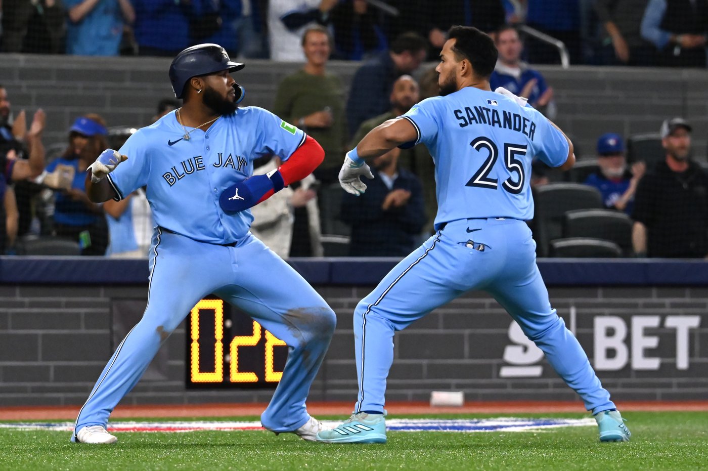 Kirk's RBI single completes Blue Jays' 7-6 comeback in 10th inning | iNFOnews.ca