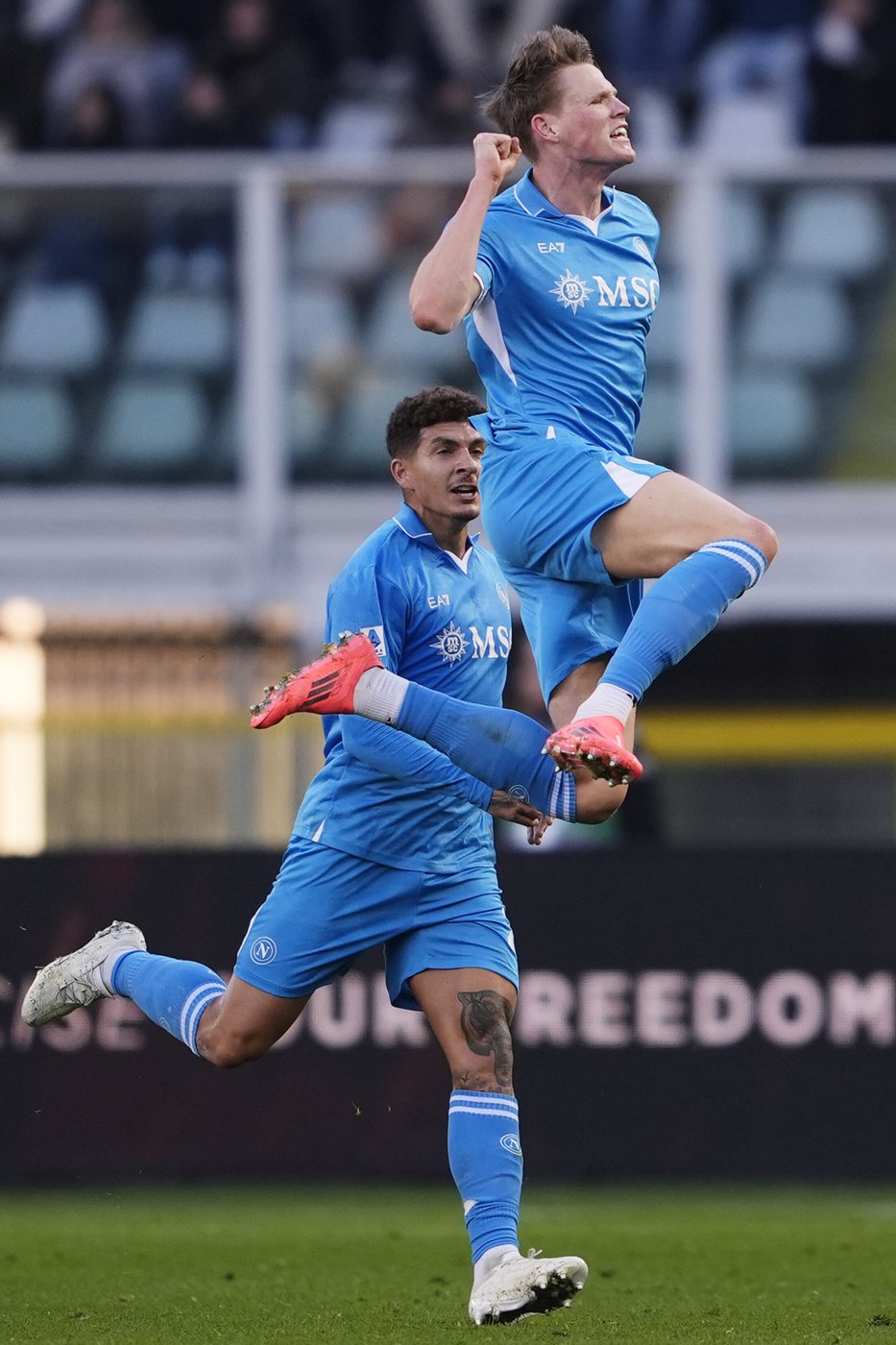 Serie A title race loses significance after Fiorentina player collapses on field | iNFOnews.ca Serie A title race loses significance after Fiorentina player collapses on field | iNFOnews.ca