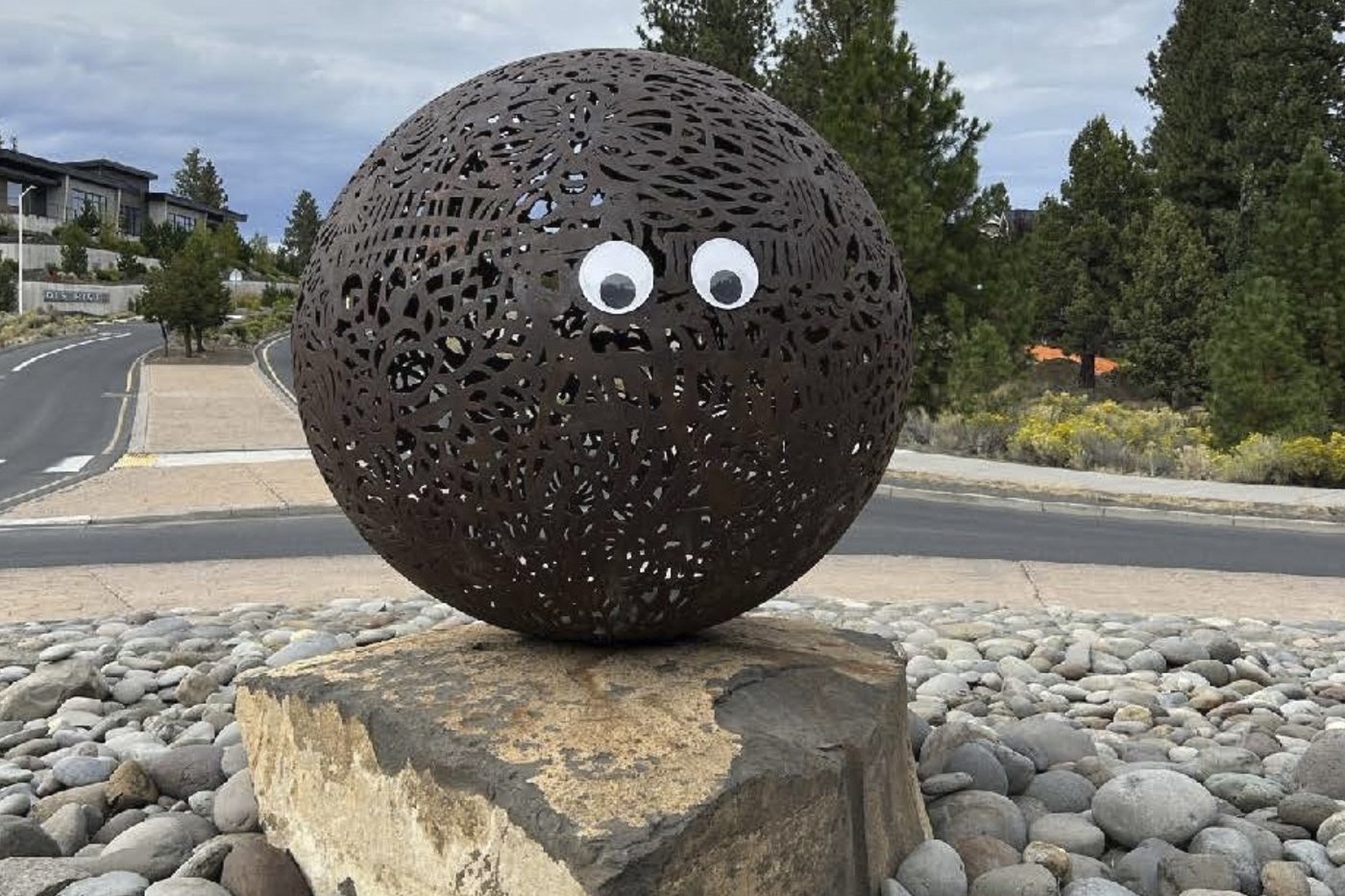 Mysterious googly eyes go viral after appearing on public art in Oregon | iNFOnews.ca Mysterious googly eyes go viral after appearing on public art in Oregon | iNFOnews.ca