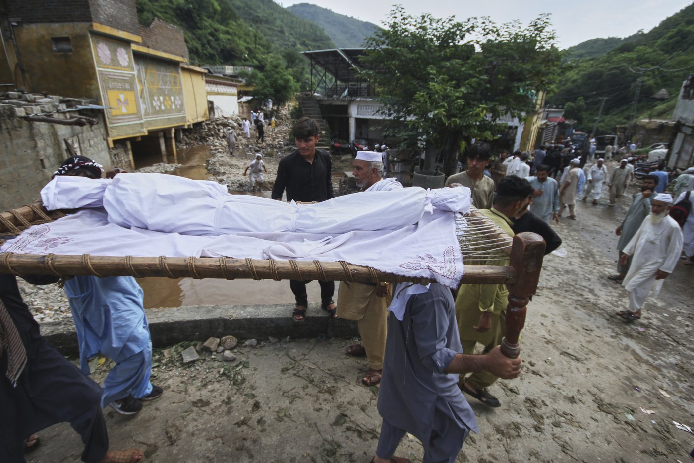 Pakistan issues flood alert for southern districts as rescuers search for missing in the northwest | iNFOnews.ca