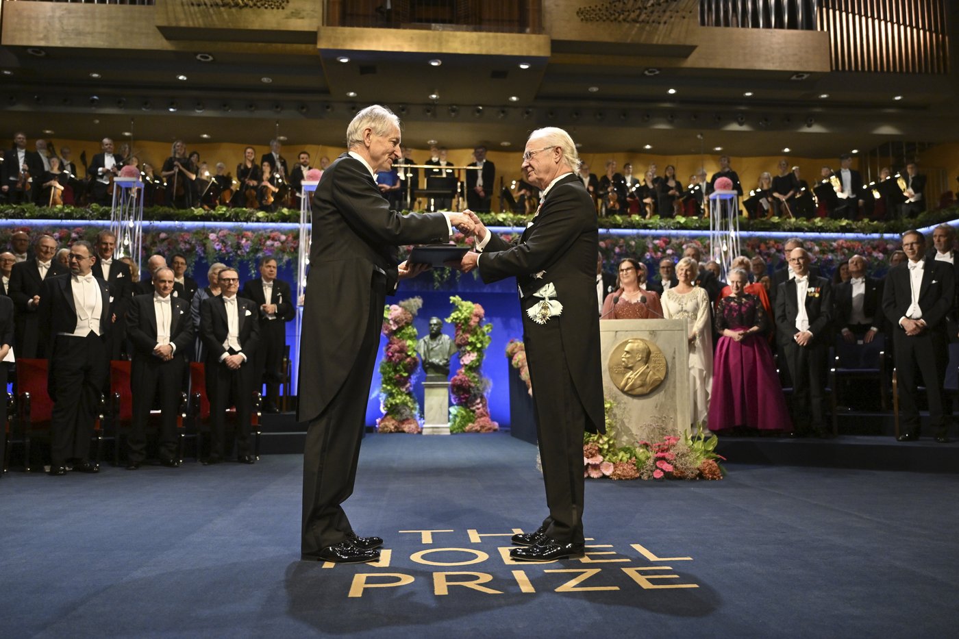 AI pioneer Geoffrey Hinton receives Nobel Prize in physics in proud moment for U of T | iNFOnews.ca AI pioneer Geoffrey Hinton receives Nobel Prize in physics in proud moment for U of T | iNFOnews.ca