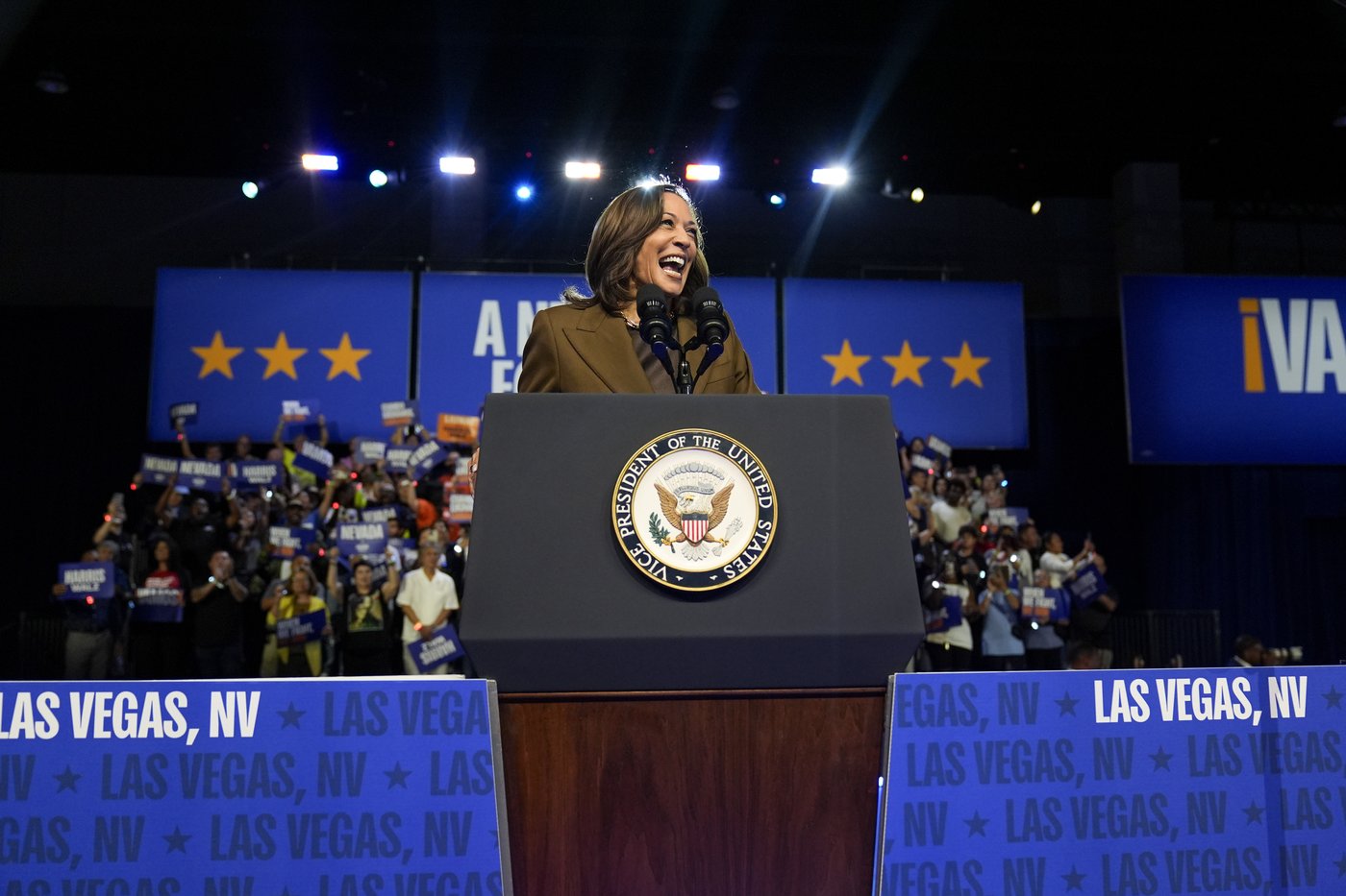 Harris trolls Trump at Vegas rally and LA fundraiser, says her crowds are 'pretty big' | iNFOnews.ca Harris trolls Trump at Vegas rally and LA fundraiser, says her crowds are 'pretty big' | iNFOnews.ca