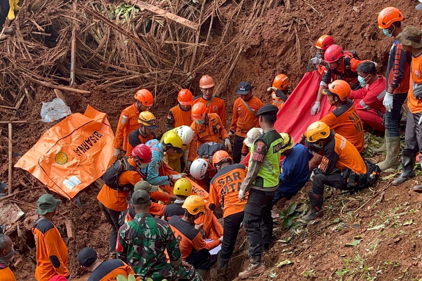 Indonesian rescuers search for nearly three dozen people after landslides killed at least 18 people | iNFOnews.ca Indonesian rescuers search for nearly three dozen people after landslides killed at least 18 people | iNFOnews.ca