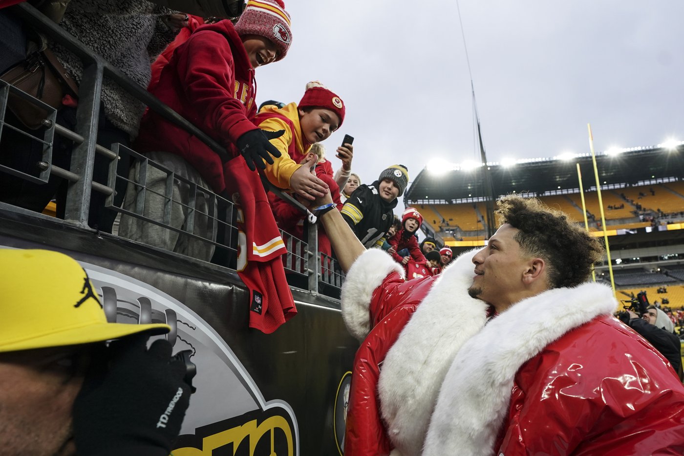 Mahomes throws 3 TDs as Chiefs clinch AFC's top seed by breezing past the skidding Steelers 29-10 | iNFOnews.ca Mahomes throws 3 TDs as Chiefs clinch AFC's top seed by breezing past the skidding Steelers 29-10 | iNFOnews.ca
