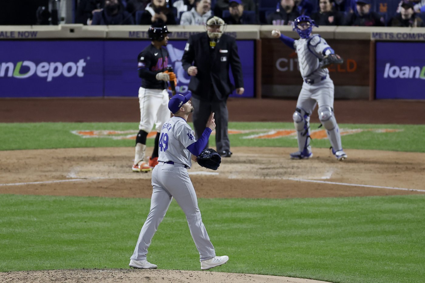 After Severino misplays a pair of comebackers, Mets in need of NLCS comeback against Dodgers | iNFOnews.ca
