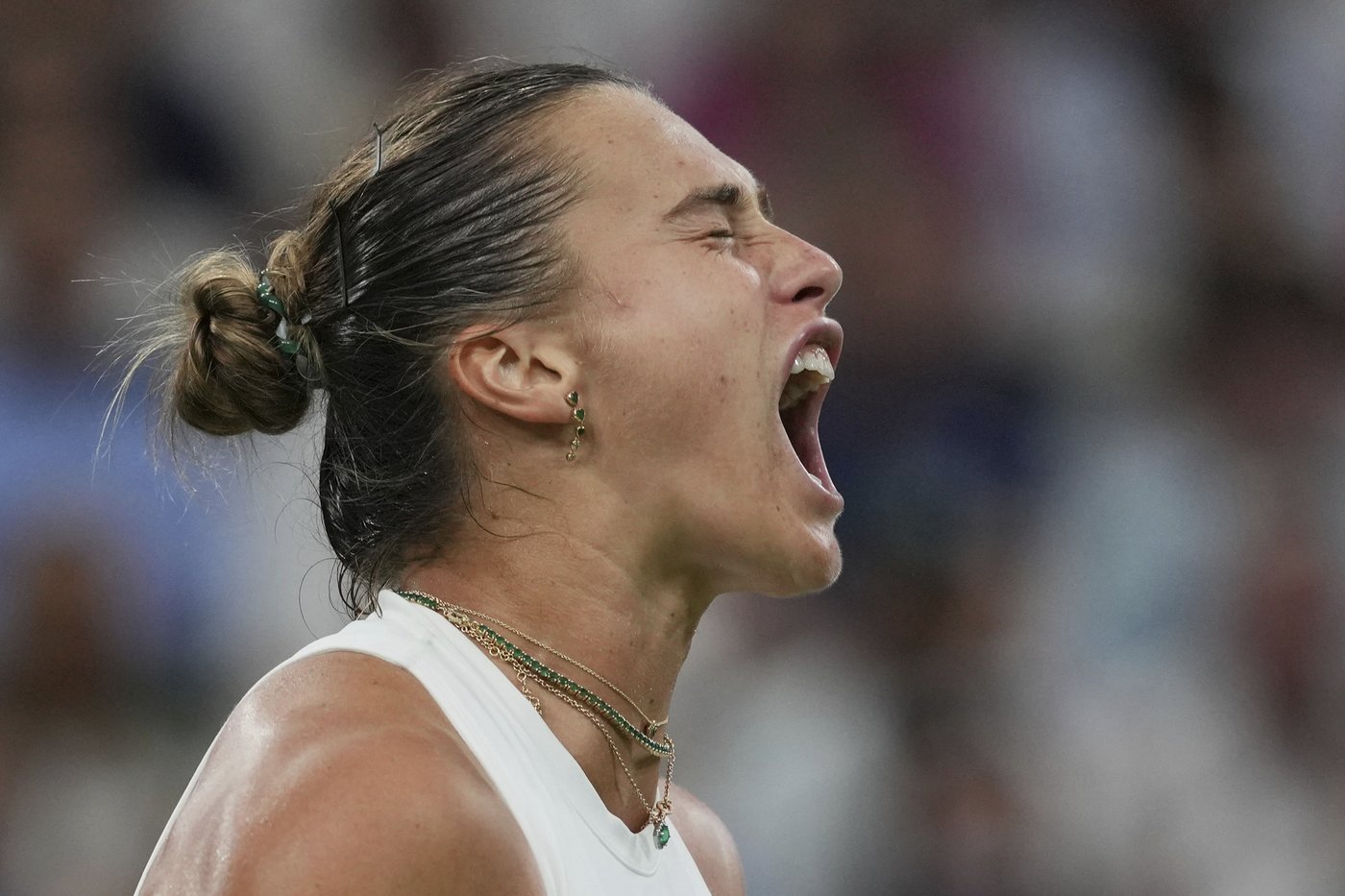 Wimbledon: No. 1 Aryna Sabalenka holds off home favorite Emma Raducanu at Centre Court | iNFOnews.ca