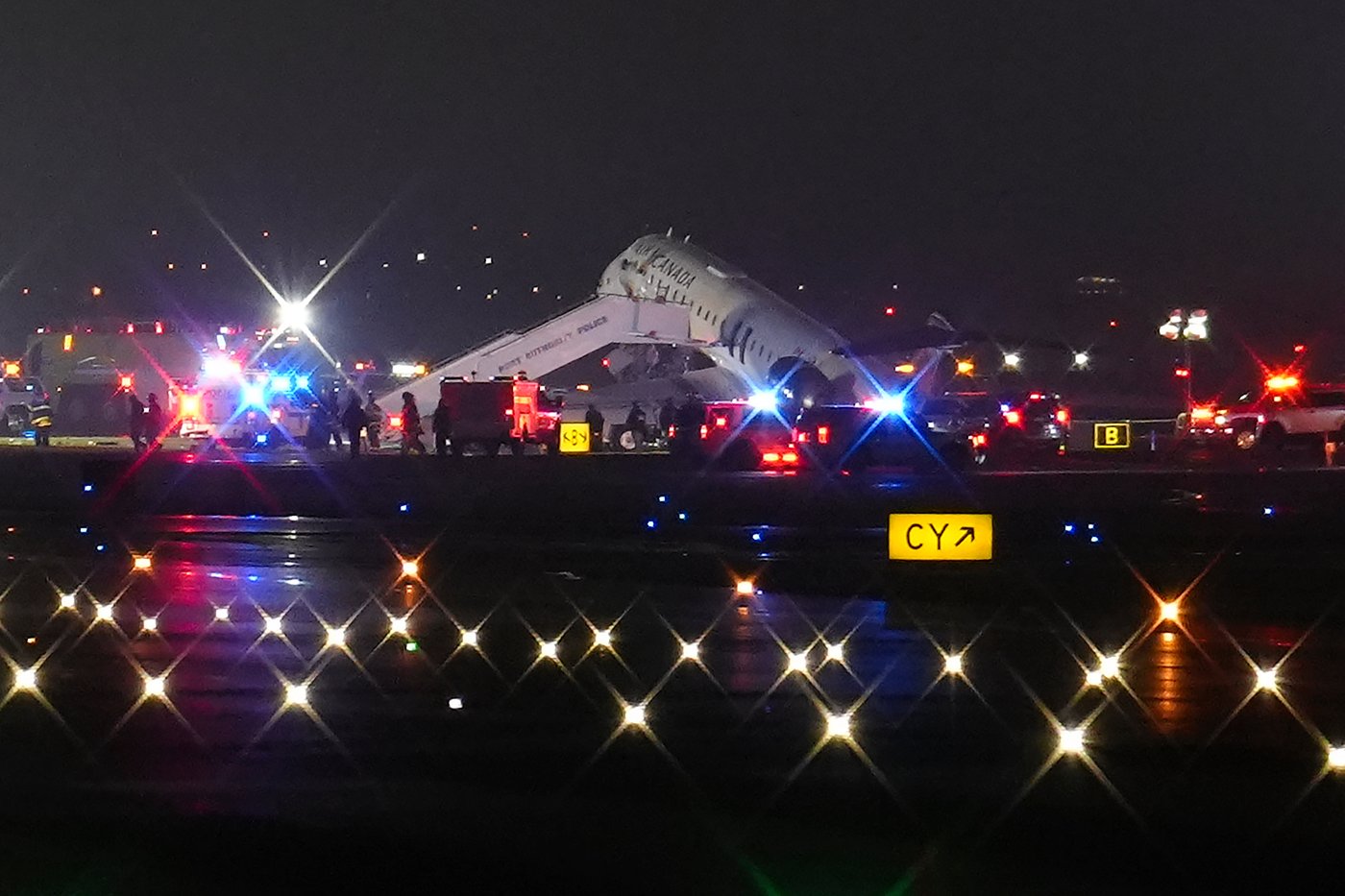 Pilot and copilot killed in collision between jet and fire truck at New York's LaGuardia Airport | iNwheels Pilot and copilot killed in collision between jet and fire truck at New York's LaGuardia Airport | iNwheels