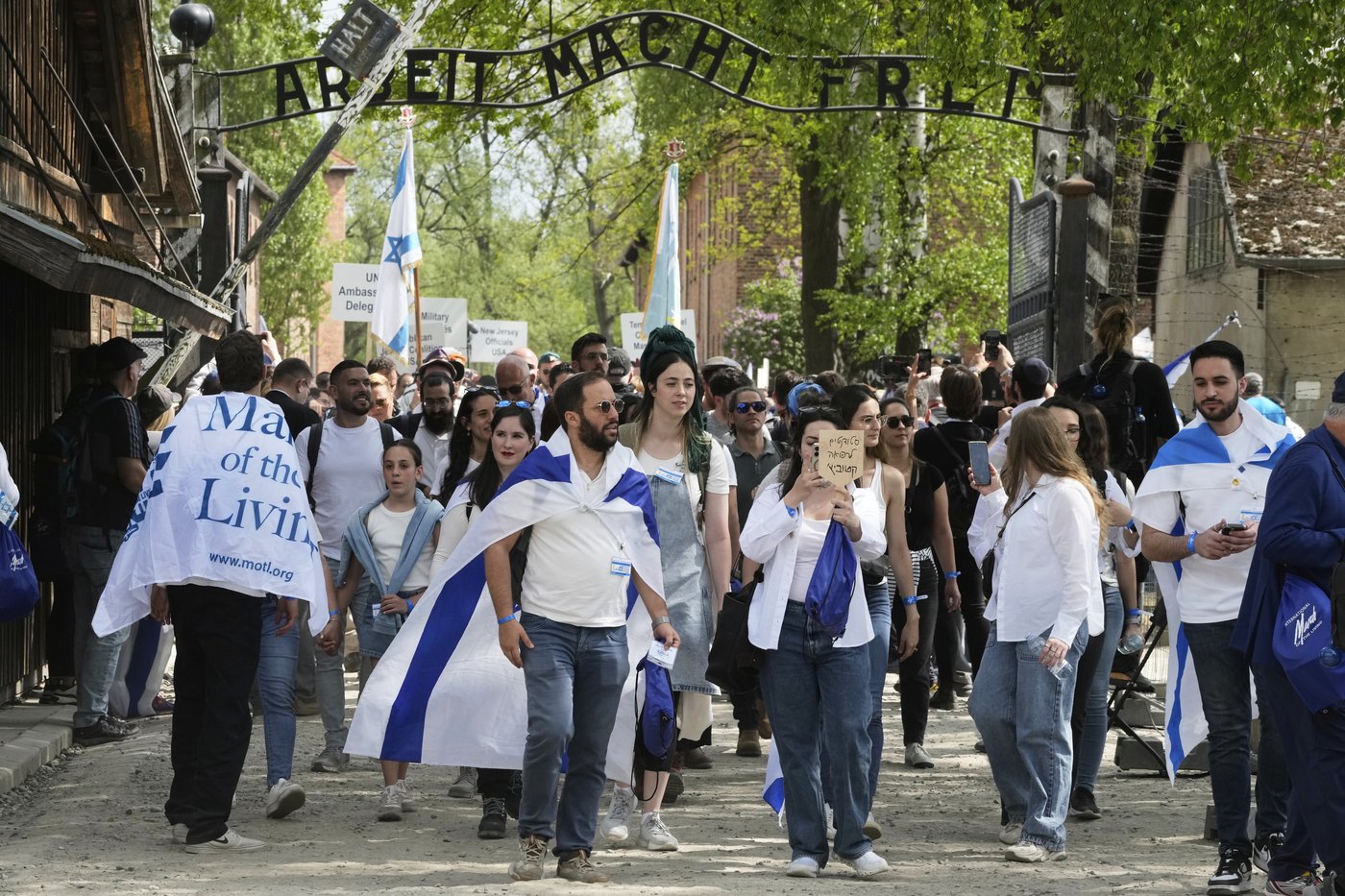 Polish and Israeli presidents lead March of the Living at Auschwitz | iNFOnews.ca