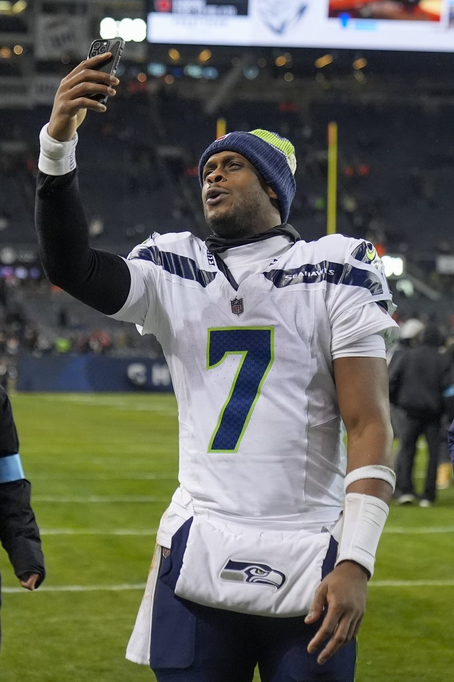 Woolen's late interception seals win as Seahawks beat struggling Bears 6-3 to boost playoff hopes | iNFOnews.ca
