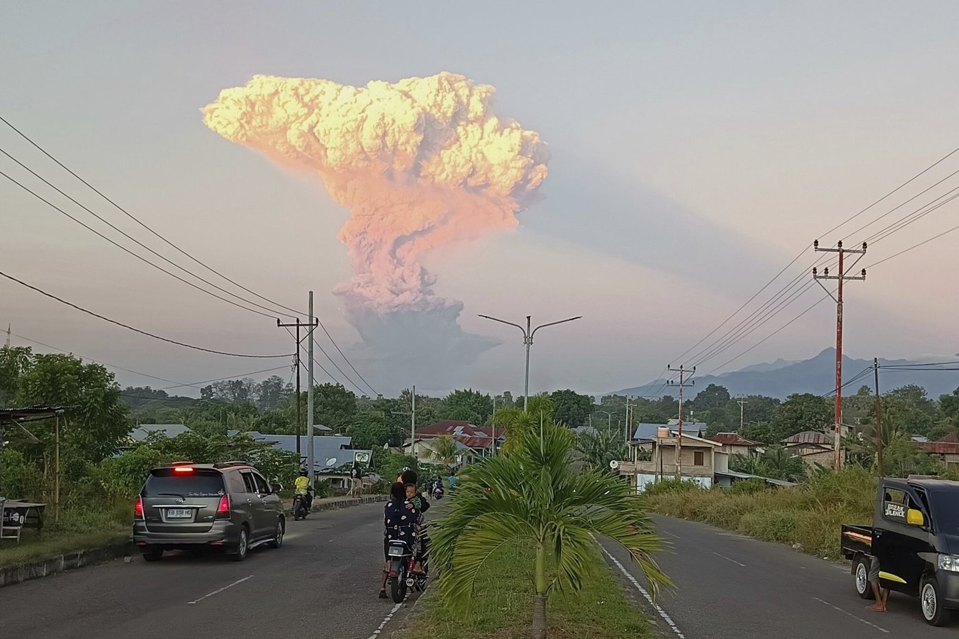 Eruption of Indonesia's Mount Lewotobi Laki Laki volcano creates ash plume visible 90 miles away | iNFOnews.ca
