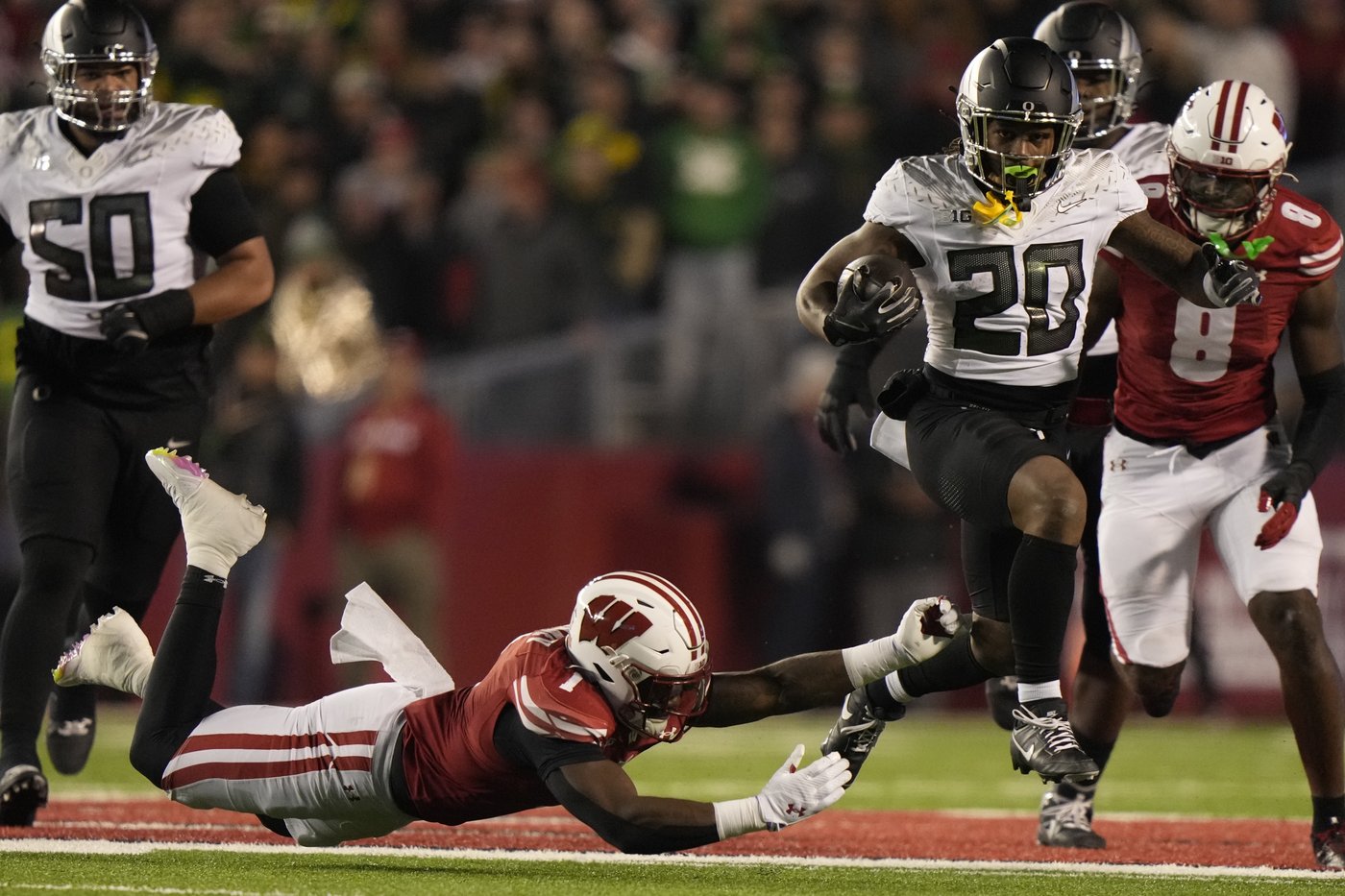 No. 1 Oregon rallies in 4th quarter to beat Wisconsin 16-13 | iNFOnews.ca No. 1 Oregon rallies in 4th quarter to beat Wisconsin 16-13 | iNFOnews.ca