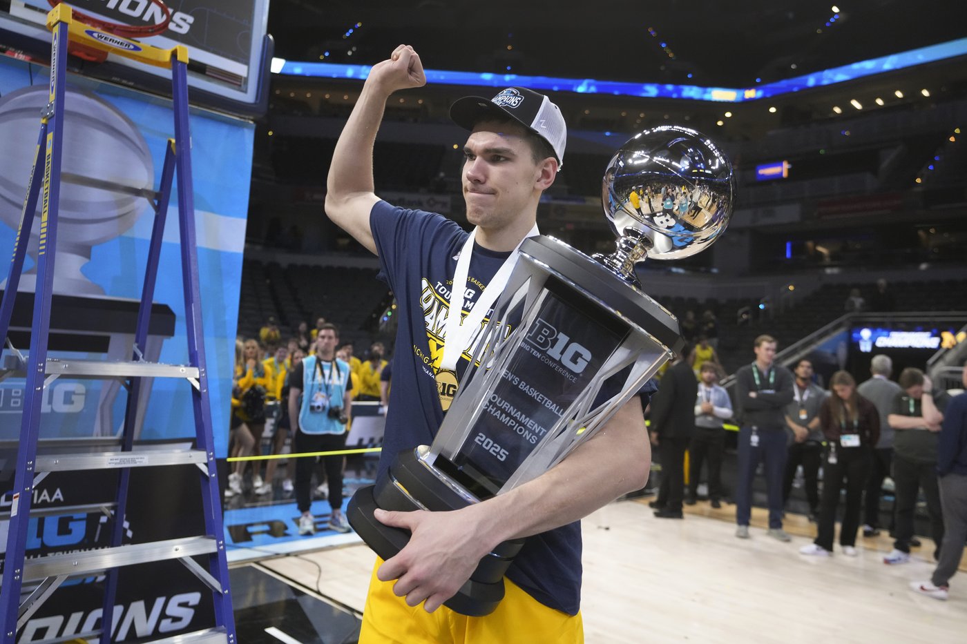 Michigan's Goldin is reunited with parents from Russia, hopes to show them NCAA Tournament run | iNFOnews.ca