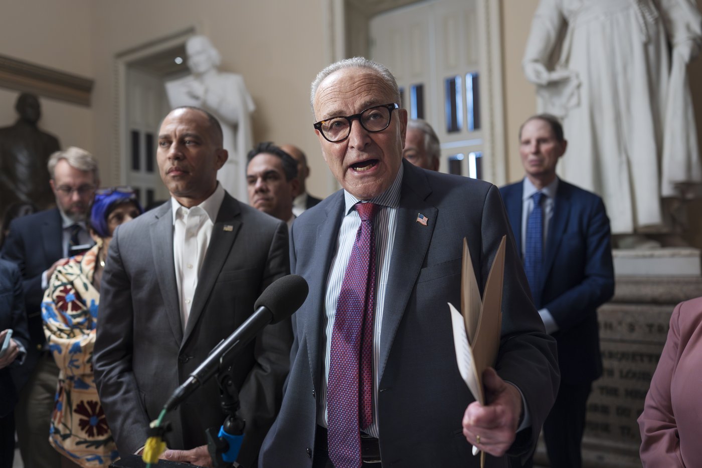 Schumer warns of a shutdown if Republicans don’t accept Democrats’ health care demands | iNFOnews.ca Schumer warns of a shutdown if Republicans don’t accept Democrats’ health care demands | iNFOnews.ca