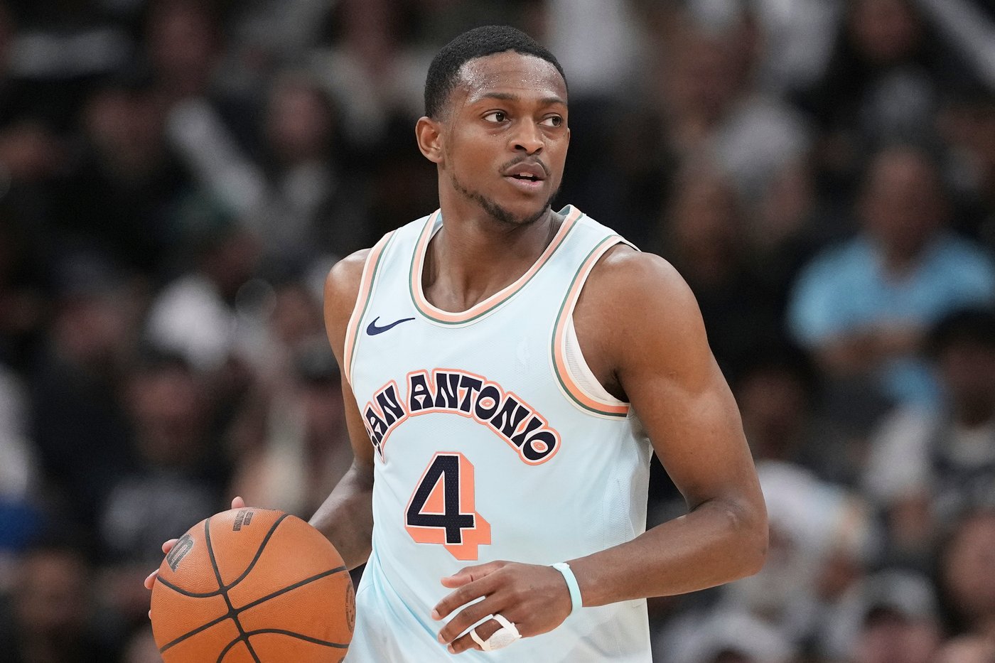 Spurs guard De’Aaron Fox to make season debut Saturday against Pelicans | iNFOnews.ca