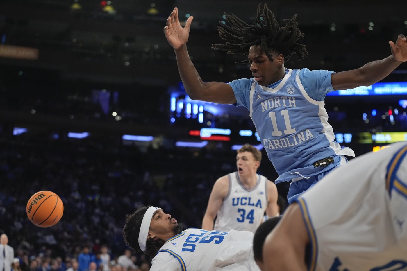 RJ Davis rallies North Carolina past No. 18 UCLA 76-74 in CBS Sports Classic | iNFOnews.ca