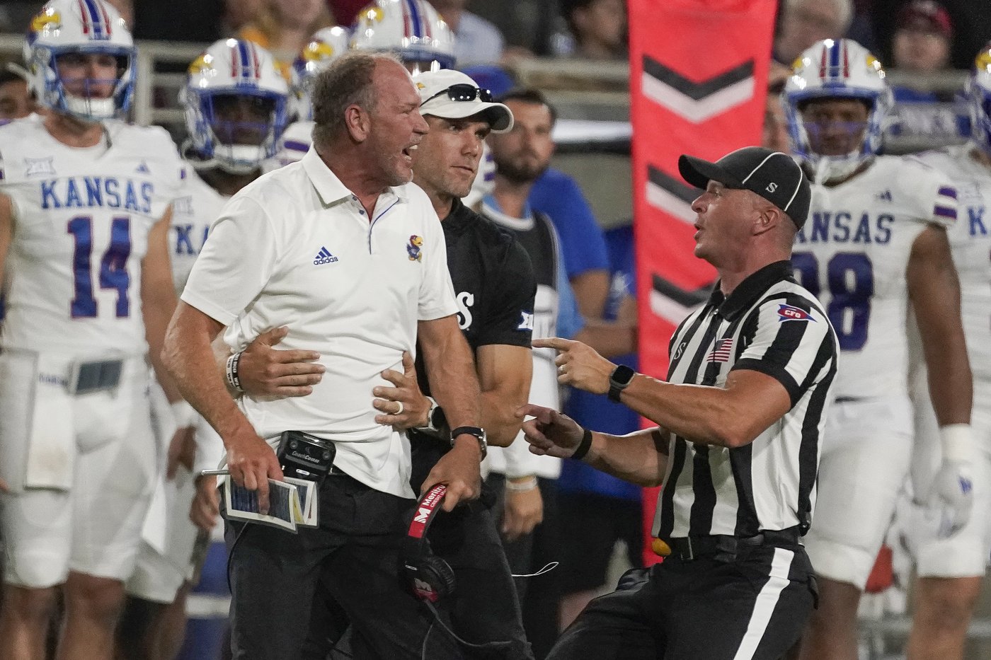 Kansas plays host to Houston at Arrowhead Stadium with both Big 12 schools desperate for a win | iNFOnews.ca