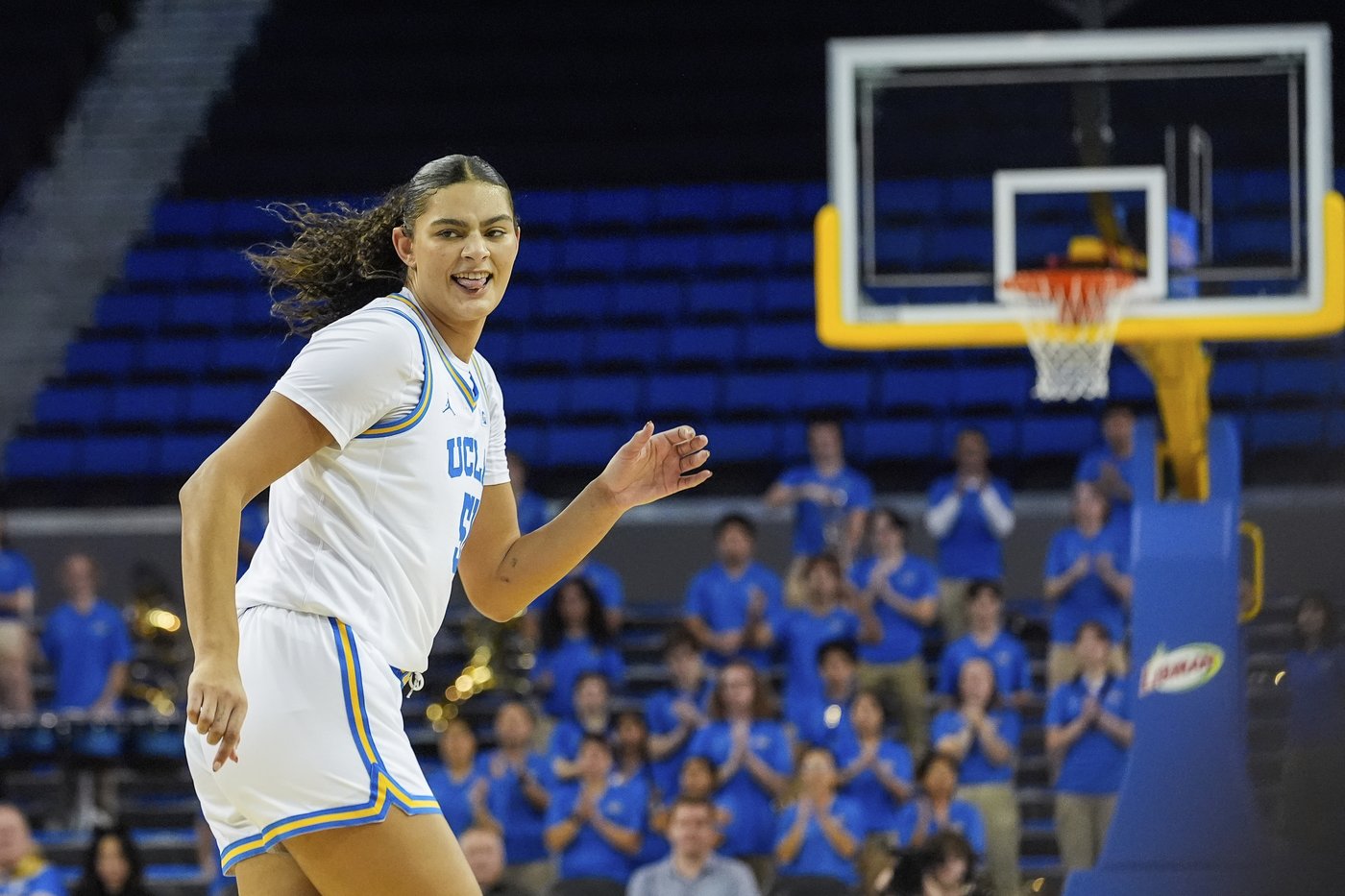 In a 'Final Four-type weekend,' two top-6 clashes put women's college basketball focus on West Coast | iNFOnews.ca In a 'Final Four-type weekend,' two top-6 clashes put women's college basketball focus on West Coast | iNFOnews.ca