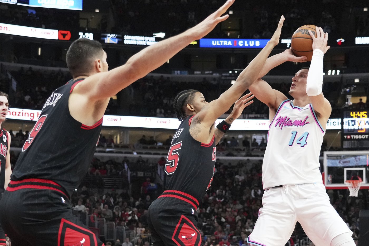 Heat's Herro raises eyebrows by going for late 3 rather than open layup in loss to Bulls | iNFOnews.ca