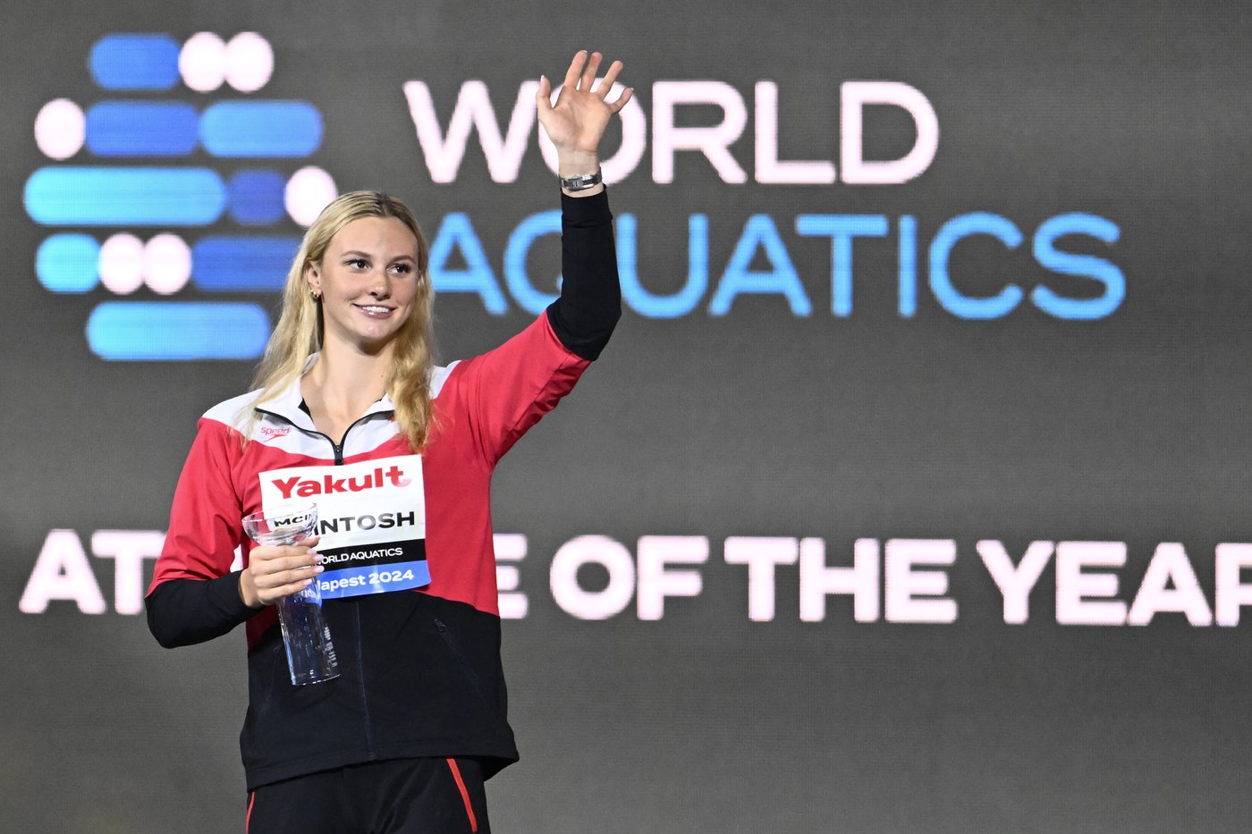 Canada's Summer McIntosh breaks own world record in 400-metre individual medley | iNFOnews.ca