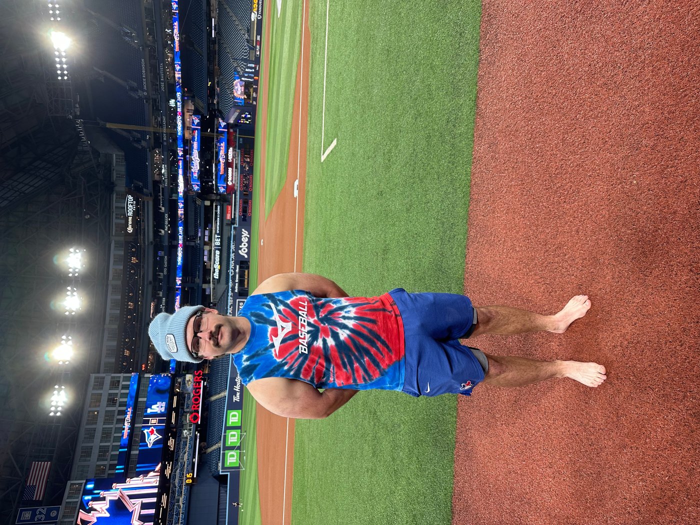 Foot note in the outfield: Toronto's Davis Schneider skips shoes a day before playing for title | iNFOnews.ca