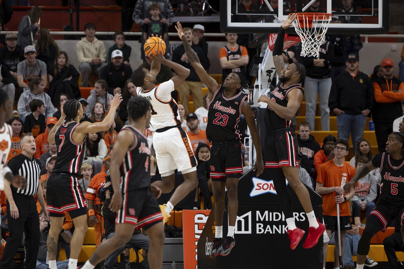 No. 14 Houston beats poor shooting Oklahoma State 60-47 in the teams' Big 12 opener | iNFOnews.ca