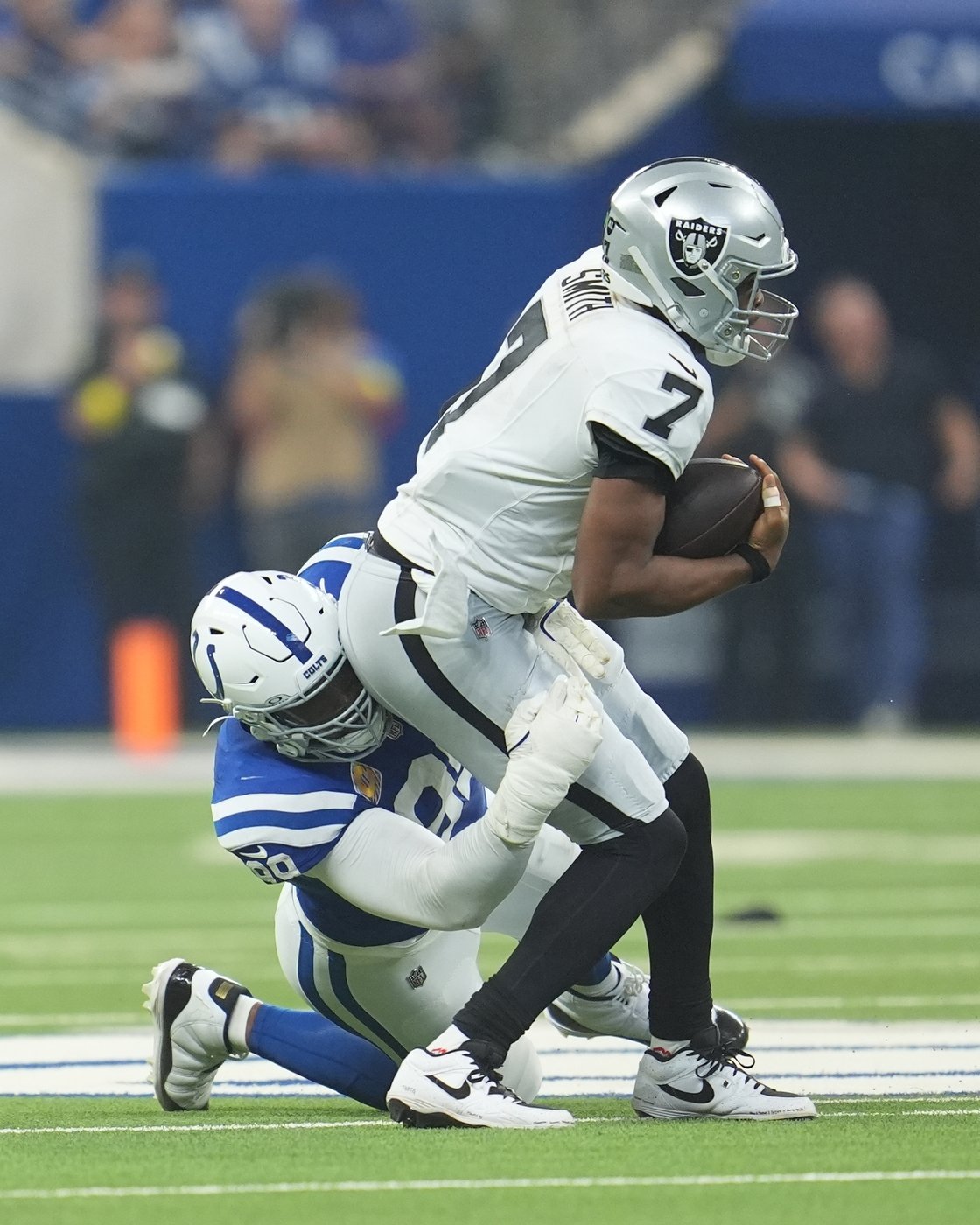 Geno Smith's early-season struggles continue as Raiders are blown out by Colts | iNFOnews.ca