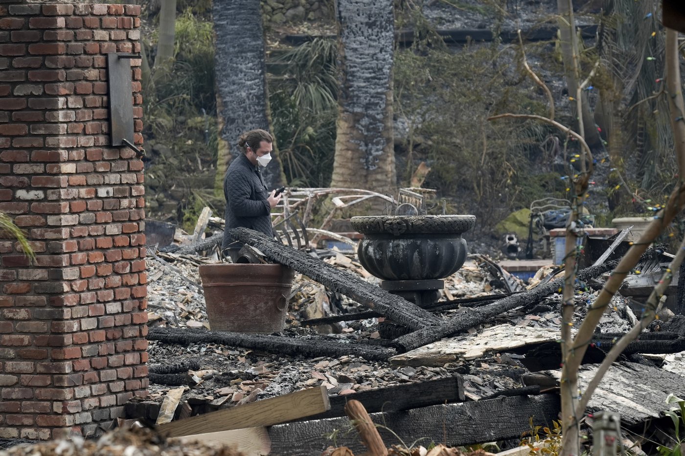 3,700 people return to Malibu homes as weather conditions improve and help firefighters battle blaze | iNFOnews.ca