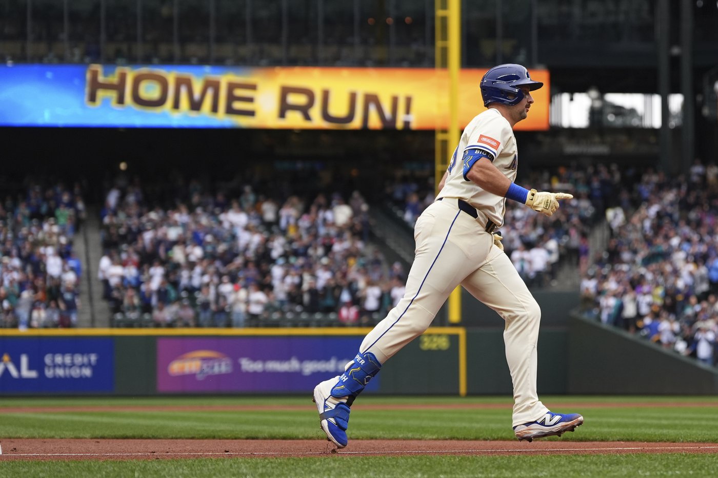 Raleigh matches Mantle, M's beat Angels, take sole possession of AL West lead with 9th win in row | iNFOnews.ca Raleigh matches Mantle, M's beat Angels, take sole possession of AL West lead with 9th win in row | iNFOnews.ca